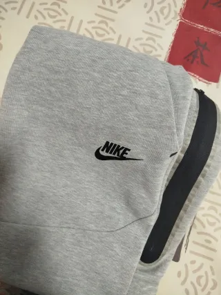 Pantalón Nike Tech Fleece Gris, es una m de niño.