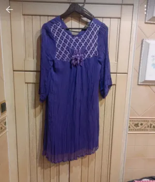 Vestido morado con detalles de encaje