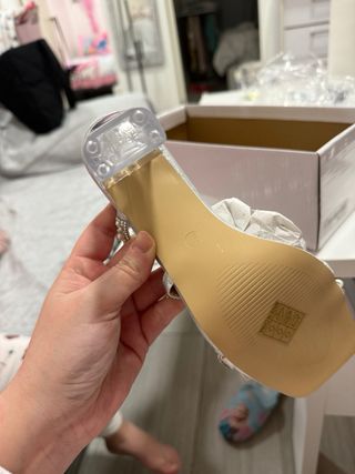 Sandalias de tacón plateadas con  pedrería