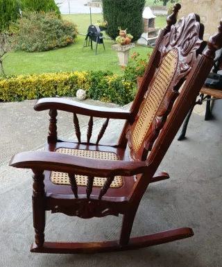 Mecedora infantil caoba con asiento de rejilla