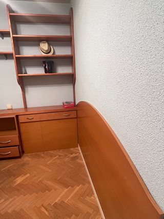 Escritorio de madera con cajones y estanterías