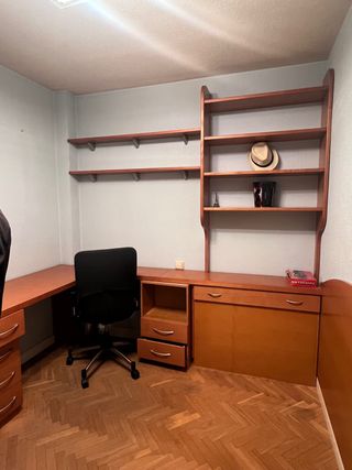 Escritorio de madera con cajones y estanterías