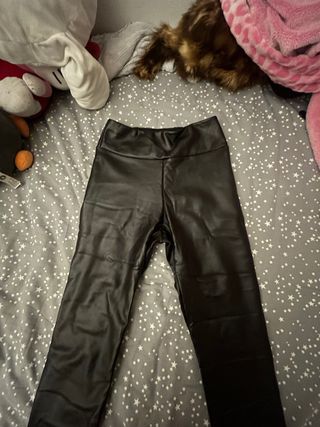 Pantalones efecto piel negros