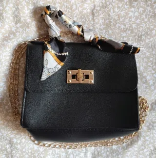 Bolso negro con pañuelo dorado