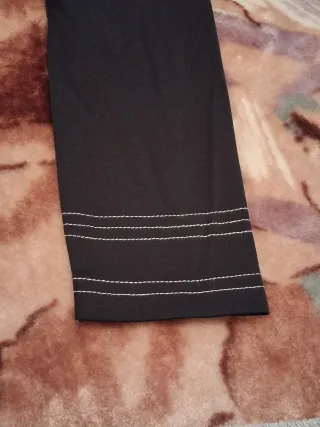 Vestido negro con pespunte blanco