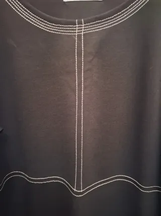 Vestido negro con pespunte blanco