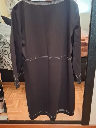 Vestido negro con pespunte blanco