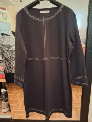 Vestido negro con pespunte blanco