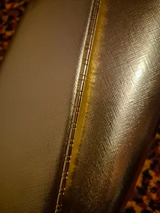 Bolso de mano dorado