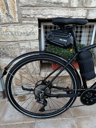 Bicicleta Eléctrica Cube Negra