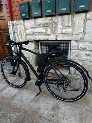 Bicicleta Eléctrica Cube Negra