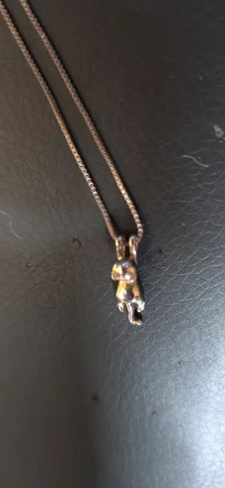 Colgante y collar de plata. Gatito