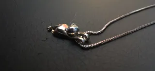 Colgante y collar de plata. Gatito