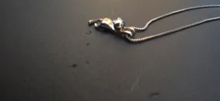 Colgante y collar de plata. Gatito