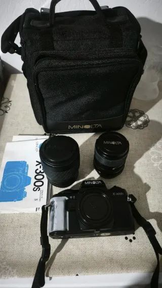 Cámara Minolta X-300s con objetivos