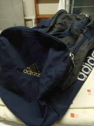 Maleta deportiva Adidas negra y azul