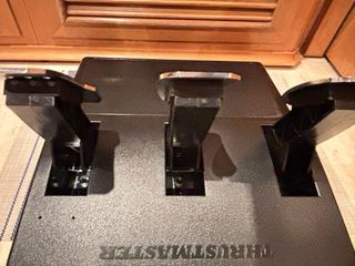 VOLANTE, SOPORTE VOLANTE Y PEDALES THRUSTMASTER