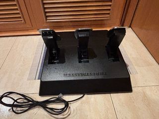 VOLANTE, SOPORTE VOLANTE Y PEDALES THRUSTMASTER