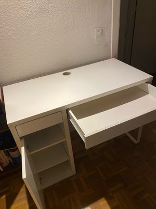 Escritorio blanco con cajón y almacenaje