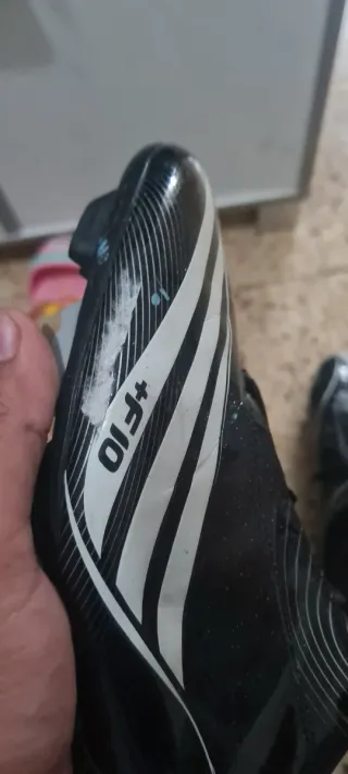 Zapatos de fútbol Adidas negros y grises