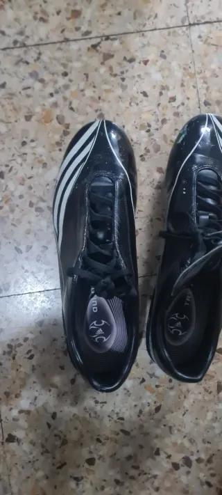 Zapatos de fútbol Adidas negros y grises