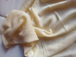 Bufanda/pañuelo suave con detalles