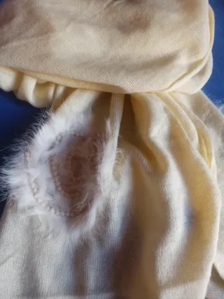 Bufanda/pañuelo suave con detalles