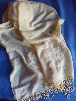 Bufanda/pañuelo suave con detalles