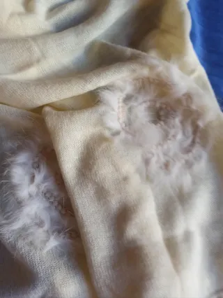 Bufanda/pañuelo suave con detalles