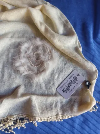 Bufanda/pañuelo suave con detalles