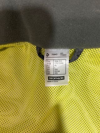 Cortavientos Quechua gris y multicolor