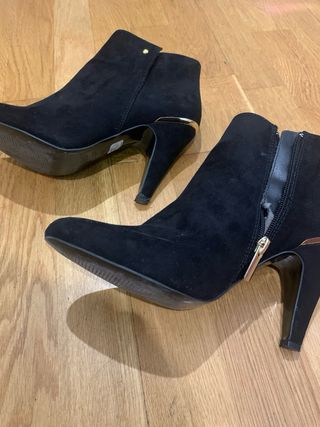 Botines negros tacón dorado
