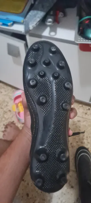 Zapatos de fútbol negros y plateados