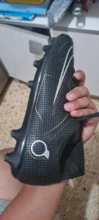 Zapatos de fútbol negros y plateados