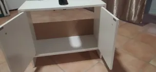 Mueble de baño blanco con puertas