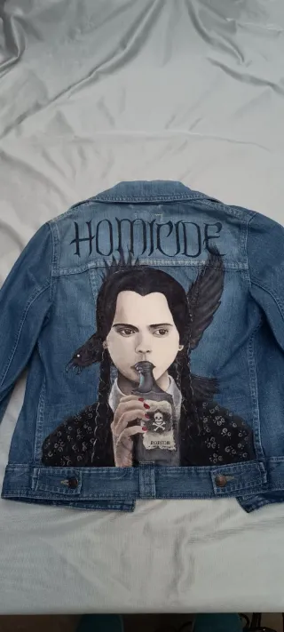 Chaqueta vaquera Miércoles Addams pintada a mano