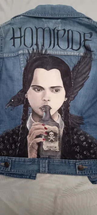 Chaqueta vaquera Miércoles Addams pintada a mano
