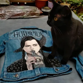 Chaqueta vaquera Miércoles Addams pintada a mano
