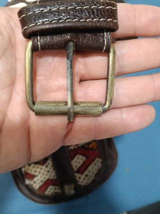 Riñonera de cuero con diseño tribal