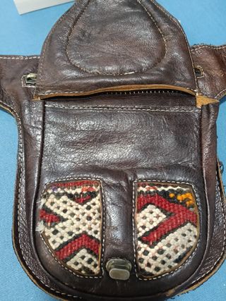 Riñonera de cuero con diseño tribal