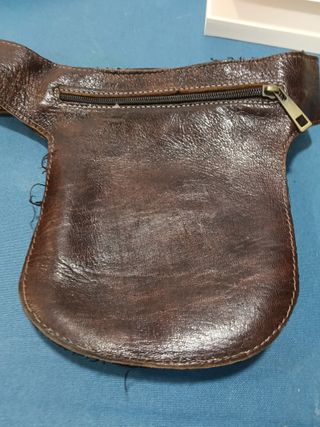 Riñonera de cuero con diseño tribal