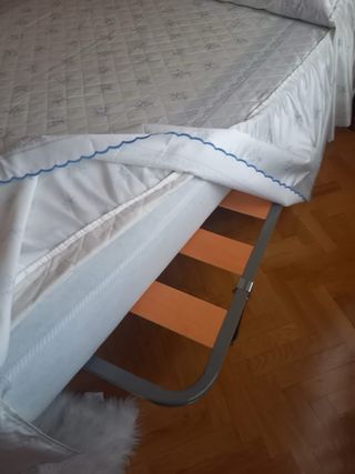 Cama de madera y colchón