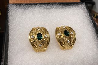 Pendientes dorados con brillantes y esmeralda