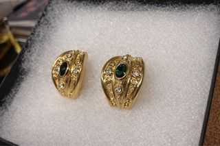 Pendientes dorados con brillantes y esmeralda