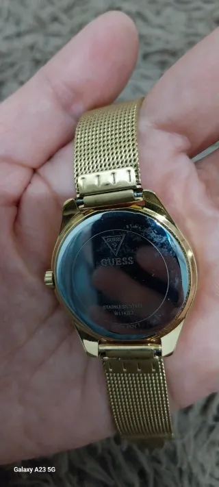 Reloj Guess Dorado con Cristales