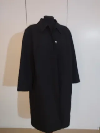 Gabardina negra talla XXXL.