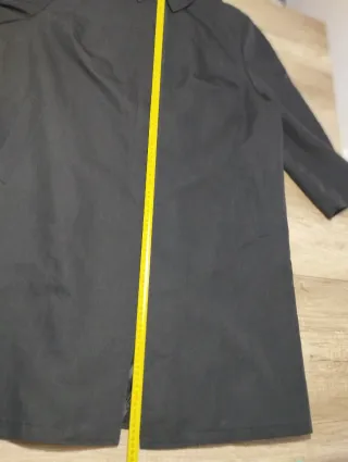 Gabardina negra talla XXXL.