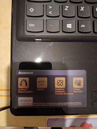 Laptop Lenovo G585 con cavo di alimentazione