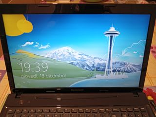 Laptop Lenovo G585 con cavo di alimentazione