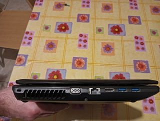 Laptop Lenovo G585 con cavo di alimentazione